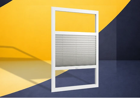 Komplettansicht eines montierten Smart Frame Plissees
