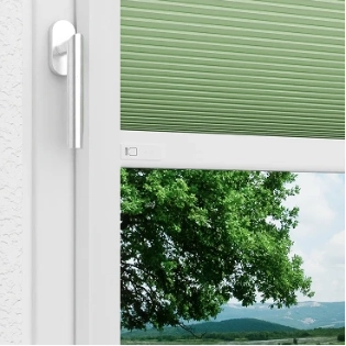 Grünes Smart Frame Plissee am Fenster