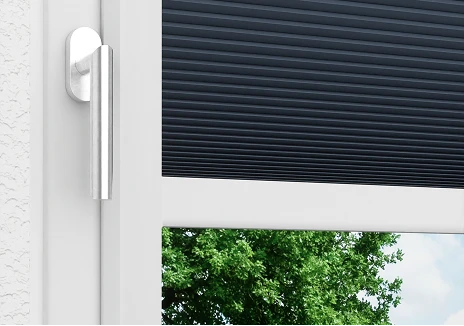 Verdunkelndes Smart Frame Plissee am Fenster